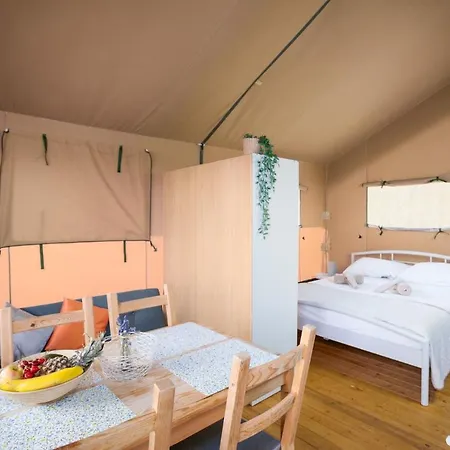 Hotel Prima Insula Glamping à Brusici Extérieur photo