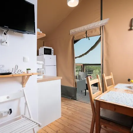 Hotel Prima Insula Glamping à Brusici Extérieur photo