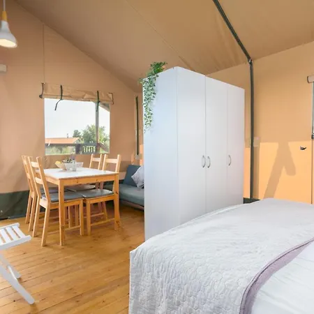 Hotel Prima Insula Glamping à Brusici Extérieur photo