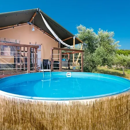 Hotel Prima Insula Glamping à Brusici Extérieur photo