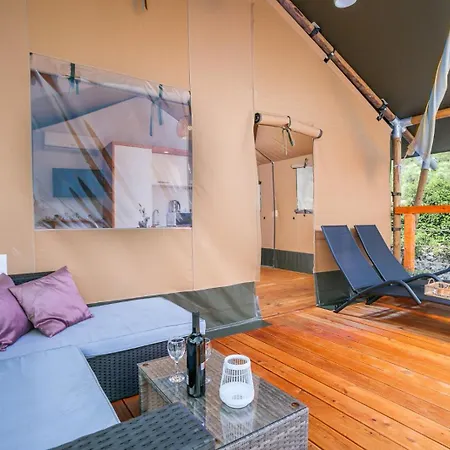 Hotel Prima Insula Glamping à Brusici Extérieur photo